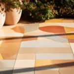 Carrelage extérieur comparatif entre pose sur plots et pose collée